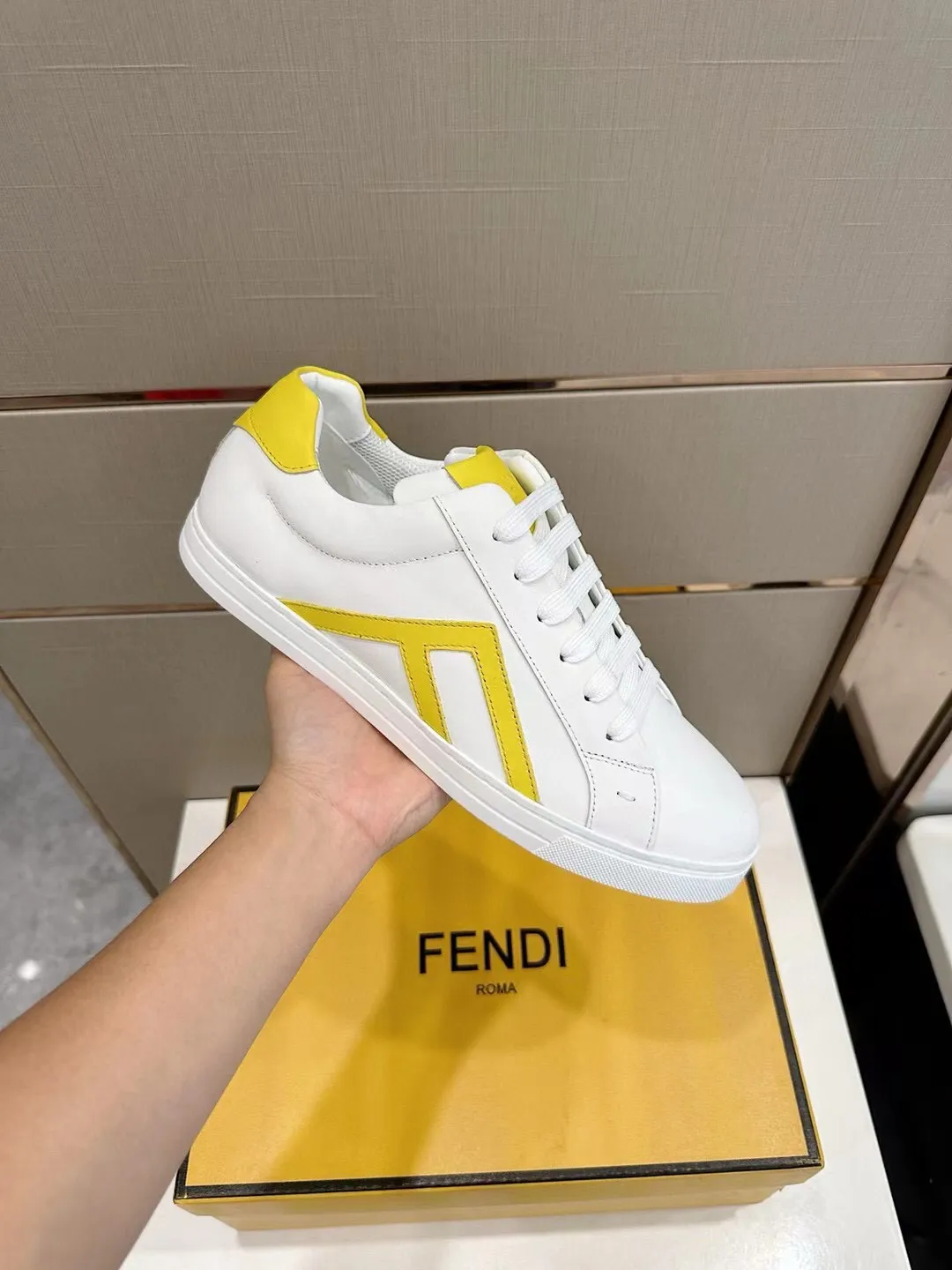Factory price: 380💰 Fendi men's sports shoes - top version. In the corner, there is no limit to expression, highlighting the FF element cowhide to highlight personality, walking well! The shoe mouth is embossed with brand letters with a cowhide label. Cowhide upper + cowhide stitching mesh lining + T men's men's shoes 💰U outsole Size: 38-44, (customized at 45)